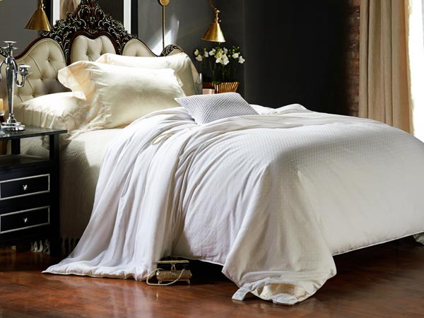 蠶絲為什么冬暖夏涼？